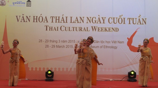 Memperkenalkan berbagai tari dari 4 negara ASEAN: Laos, Thailand, Kamboja dan Indonesia - ảnh 1