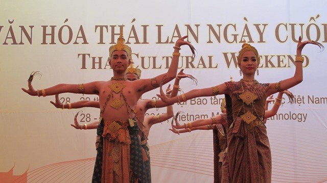 Memperkenalkan berbagai tari dari 4 negara ASEAN: Laos, Thailand, Kamboja dan Indonesia - ảnh 2
