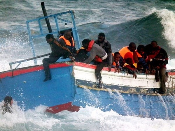 Ratusan orang hilang dalam tenggelamnya kapal di lepas pantai Libia - ảnh 1
