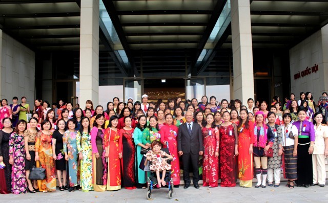 Melakukan pertemuan dengan delegasi peserta Kongres kompetisi patriotik dari Federasi Wanita Vietnam - ảnh 1