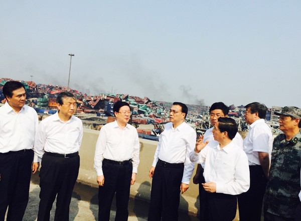 PM Tiongkok, Li Keqiang melakukan inspeksi di tempat terjadinya ledakan Tianjin - ảnh 1