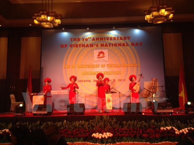 Kedutaan Besar Vietnam di negara-negara di dunia mengadakan acara peringatan ultah ke-70 Revolusi Agustus dan Hari Nasional (2 September) - ảnh 1