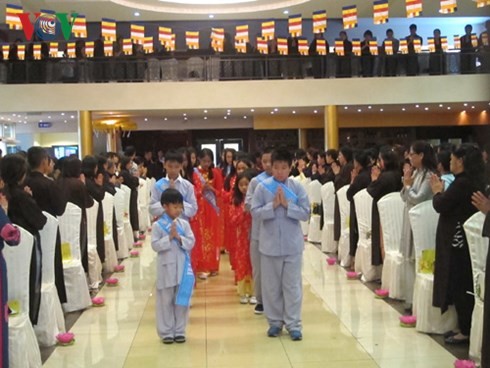 Para umat Buddhis Vietnam di Republik Czech mengadakan Mega Upacara Ullambanasutra tahun 2015 - ảnh 1