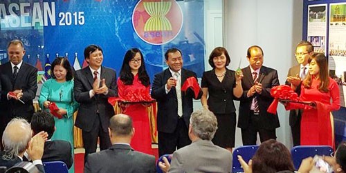 Pameran foto “ASEAN – 48 tahun perdamaian, perkembangan dan 20 tahun Vietnam masuk ASEAN” - ảnh 1