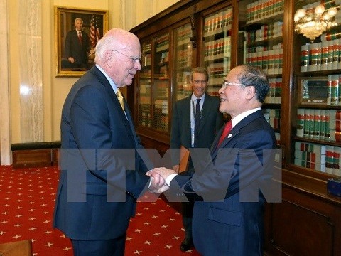 Ketua MN Vietnam, Nguyen Sinh Hung melakukan pertemuan dengan Ketua Harian Kehormatan Senat AS, Patrick Leahy dan Menlu AS, John Kerry - ảnh 1