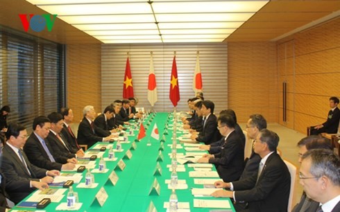 Sekjen KS PKV Nguyen Phu Trong  mengadakan pembicaraan dengan PM Jepang, Shinzo Abe. - ảnh 1