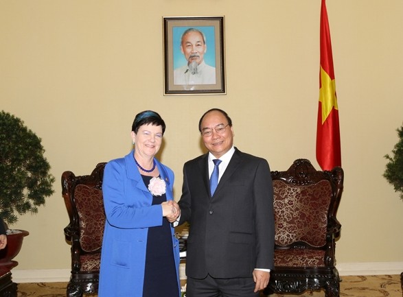 Deputi PM Vietnam, Nguyen Xuan Phuc menerima Sekretaris Negara Kementerian Badan Usaha, Pembaruan dan Kreasi Kerajaan Inggris - ảnh 1