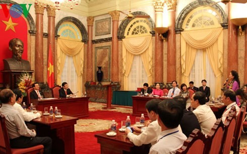 Presiden Vietnam, Truong Tan Sang melakukan pertemuan dengan para pekerja wanita tipikal cabang permigasan - ảnh 1
