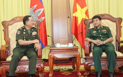 Wakil Kepala Departemen Umum Logistik – Keuangan Tentara Kerajaan Kamboja mengunjungi Kemhan Vietnam - ảnh 1