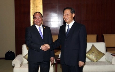 Deputi PM Vietnam, Nguyen Xuan Phuc menerima Sekretaris KP Zona Otonomi Zhuang provinsi Guangxi, Tiongkok - ảnh 1