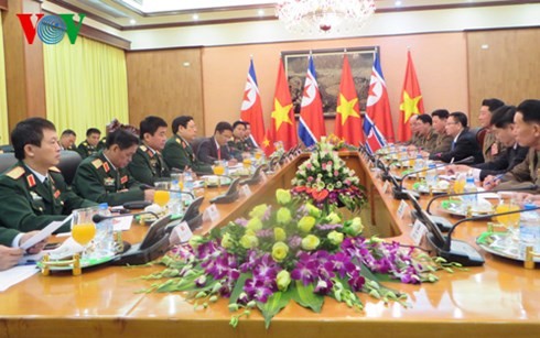 Menteri Pertahanan Vietnam melakukan pembicaraan dengan Menteri Angkatan Bersenjata Rakyat Korea - ảnh 1