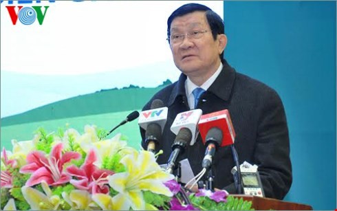 Presiden Vietnam, Truong Tan Sang menghadiri acara evaluasi Program sapi bibit untuk membantu para warga di daerah perbatasan - ảnh 1