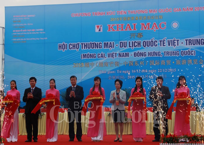 Acara pembukaan Pekan raya Perdagangan, Pariwisata Internasional Vietnam-Tiongkok tahun 2015 - ảnh 1
