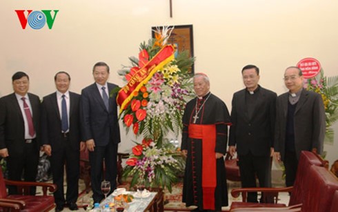 Pemimpin daerah-daerah di Vietnam berkunjung dan menyampaikan ucapan selamat Hari Natal 2015 - ảnh 1