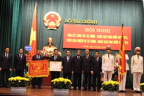 Pada tahun 2015 pemasukan anggaran keuangan negara melampaui prakiraan kira-kira 46 triliun dong Vietnam - ảnh 1