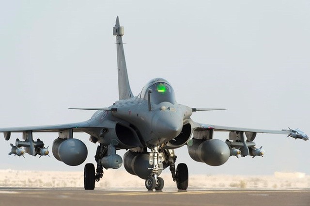 Perancis melakukan serangan udara terhadap basis minyak tanah di dekat benteng IS di Suriah  - ảnh 1