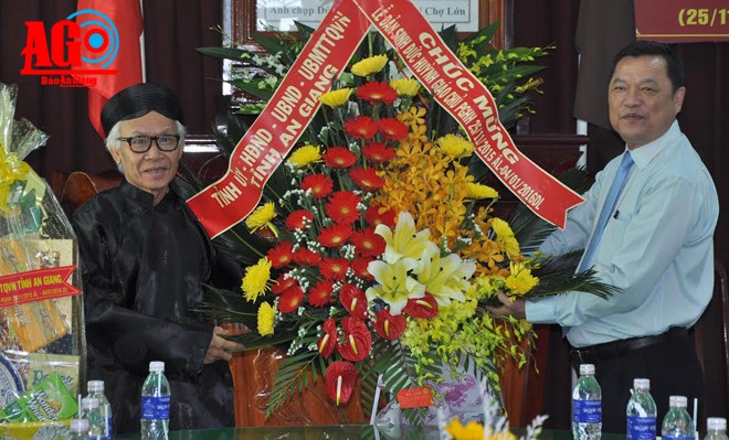Pimpinan provinsi An Giang mengunjungi dan mengucapkan selamat sehubungan dengan ultah ke-96 Lahirnya Pendiri agama Buddha mazhab Hoa Hao - ảnh 1