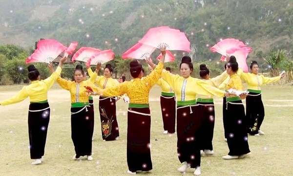 Provinsi Dien Bien mengumumkan Pusaka budaya nonbendawi nasional “Upacara Kin Pang Then” dan “Seni tari Xoe Thai” - ảnh 1