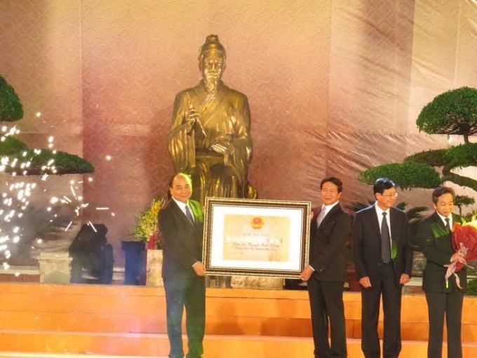 Deputi PM Vietnam, Nguyen Xuan Phuc menyampaikan piagam pengakuan Kuil Trang Trinh sebagai Situs peninggalan sejarah nasional istimewa - ảnh 1