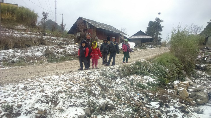 Para warga etnis minoritas Meo Vac bertarung melawan udara dingin berat - ảnh 9
