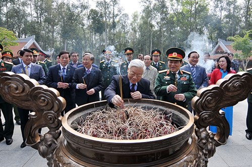 Sekjen KS PKV, Nguyen Phu Trong membakar hio untuk mengenangkan Presiden Ho Chi Minh dan menanam pohon peringatan di Situs peninggalan sejarah K9 - ảnh 1