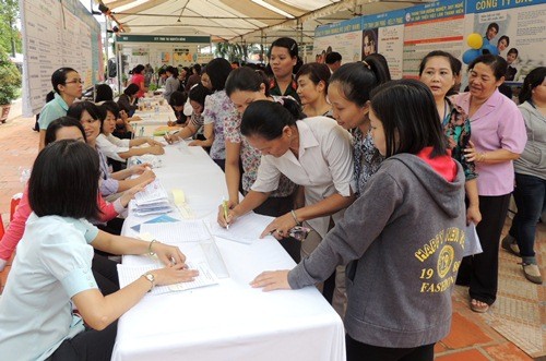Puluhan ribu lapangan kerja gratis untuk kaum pekerja di kota Hanoi - ảnh 1