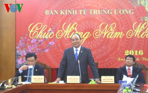 Deputi PM Vietnam, Nguyen Xuan Phuc mengunjungi dan melakukan temu kerja dengan Departemen Ekonomi KS PKV - ảnh 1