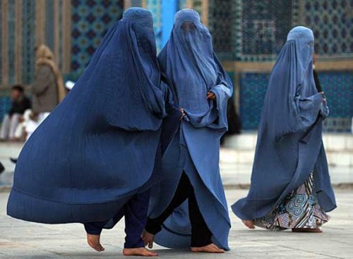 Para anasir IS menyamarkan diri sebagai wanita Muslim untuk masuk Maroko dan Spanyol. - ảnh 1