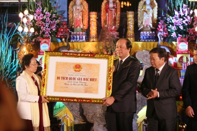 Acara penyambutan piagam pengakuan Kuil Tran Thuong sebagai Situs peninggalan sejarah nasional khusus - ảnh 1