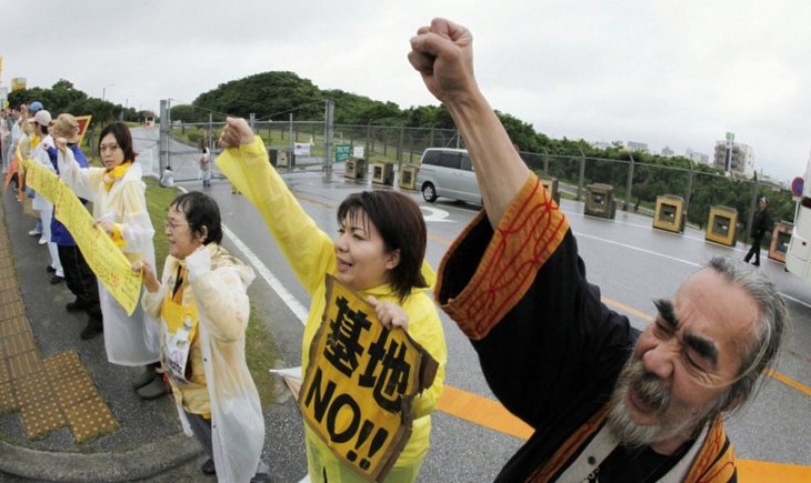 Warga Jepang melakukan demonstrasi memprotes pengaturan kembali pangkalan militer oleh AS - ảnh 1
