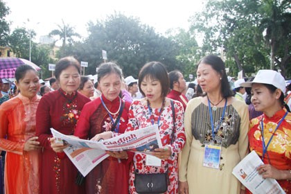 Kota Hanoi berinisiatif menciptakan sumber pejabat penerus dan memupuk para pejabat muda dan pejabat wanita - ảnh 1