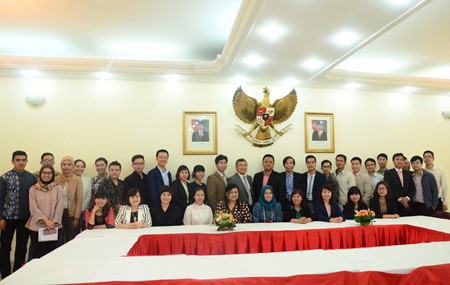 Kedutaan Besar Indonesia di Vietnam mengadakan pertemuan dengan para alumni Vietnam di Indonesia - ảnh 1