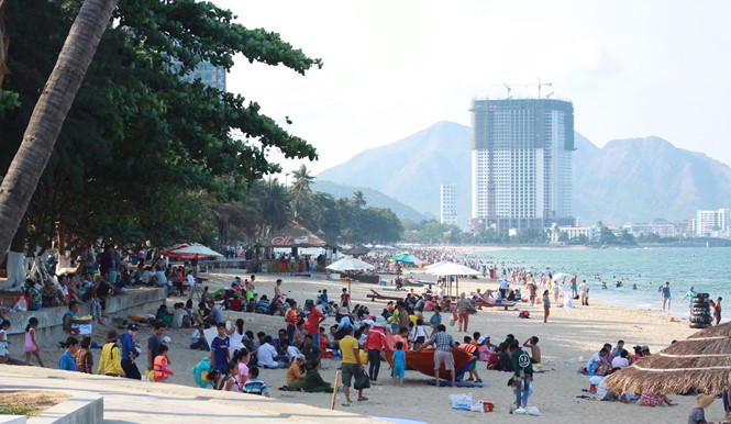Daerah-daerah di Vietnam menyerap banyak kedatangan wisatawan sehubungan dengan Hari Raya 30/4 dan 1/5 - ảnh 1
