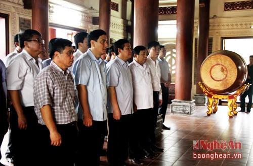 Deputi PM Vuong Dinh Hue mengunjungi situs peninggalan sejarah Truong Bon, provinsi Nghe An - ảnh 1