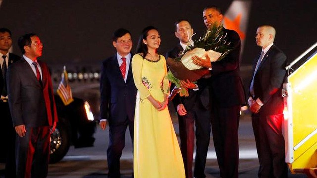 Media massa asing dengan serempak meliput berita tentang kunjungan Presiden AS, Barack Obama di Vietnam - ảnh 1