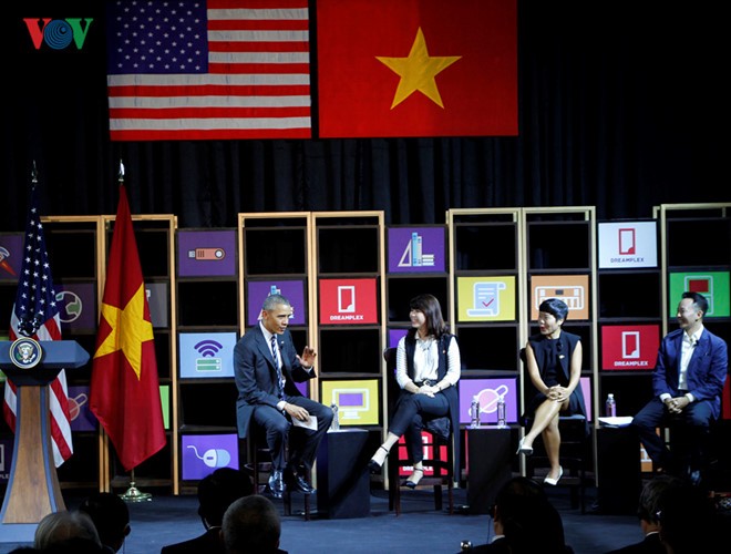 Presiden AS, Barack Obama melakukan temu pergaulan dengan komunitas wirausaha muda di kota Ho Chi Minh - ảnh 1