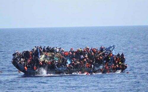 Kira-kira 700 migran mungkin sudah tewas akibat tenggelamnya kapal di Laut Tengah - ảnh 1