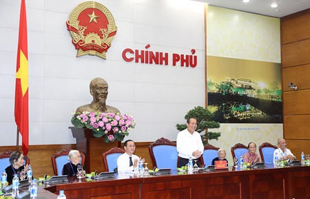Deputi PM Truong Hoa Binh menerima delegasi orang-orang yang berjasa kepada revolusi dari provinsi Tien Giang - ảnh 1