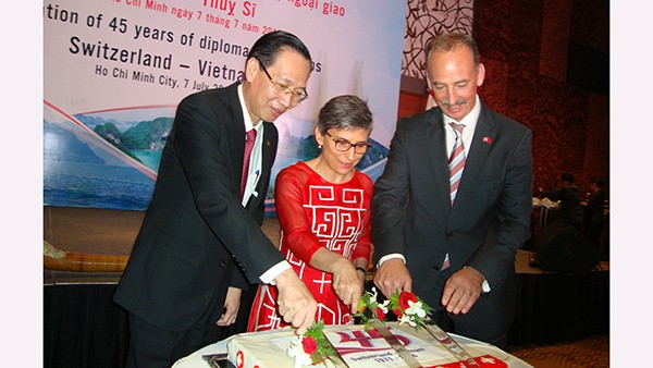 Memperingati ultah ke-45 penggalangan hubungan diplomatik Vietnam-Swiss - ảnh 1