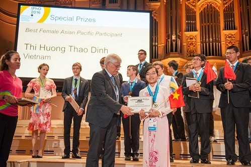 Tim Vietnam meraih dua medali emas pada Olympiade Fisika Internasional tahun 2016 - ảnh 1