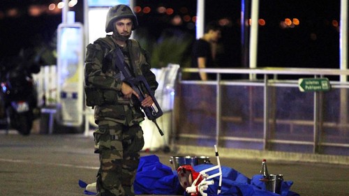 Menemukan senapan dan peluru di rumah seorang tersangka dalam serangan teror di Nice - ảnh 1
