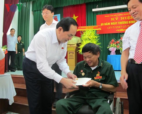 Presiden Tran Dai Quang mengunjungi dan memberikan bingkisan kepada para prajurit penyandang disabilitas di provinsi Ha Nam - ảnh 1