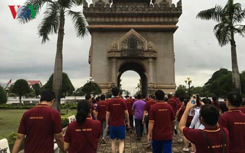 Laos mengadakan lomba gerak jalan demi kesehatan sehubungan dengan peringatan ultah ke-49 Berdirinya ASEAN - ảnh 1