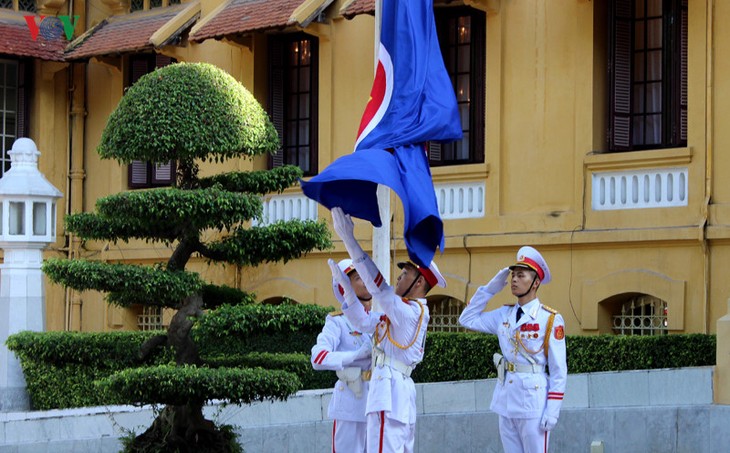 Upacara bendera ASEAN di kota Hanoi sehubungan dengan peringatan ultah ke-49 Berdirinya ASEAN - ảnh 1