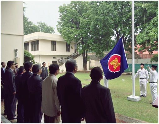 Duta Besar Vietnam memimpin upacara bendera ASEAN di Pakistan - ảnh 1