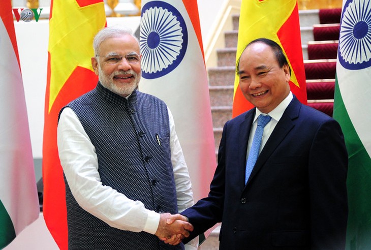 PM Nguyen Xuan Phuc memimpin acara penyambutan PM India, Narendra Modi - ảnh 1