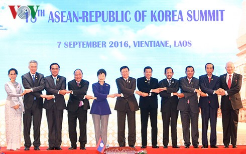PM Nguyen Xuan Phuc menghadiri KTT ASEAN dengan para mitra - ảnh 1
