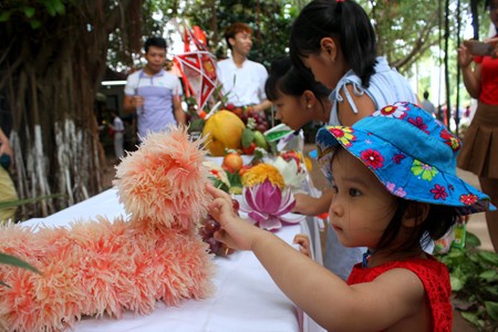 Anak-anak Ibukota Hanoi menyambut Festival Medio Musim Rontok di Museum Etnologi Vietnam - ảnh 11