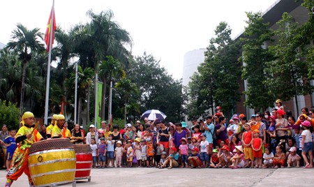 Anak-anak Ibukota Hanoi menyambut Festival Medio Musim Rontok di Museum Etnologi Vietnam - ảnh 13