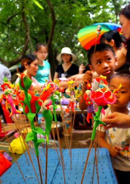 Anak-anak Ibukota Hanoi menyambut Festival Medio Musim Rontok di Museum Etnologi Vietnam - ảnh 14